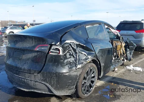 2024 Tesla Model Y Long Range Dual Motor All-Wheel Drive z USA, uszkodzony, nr VIN 7SAYGDEE4RF158854